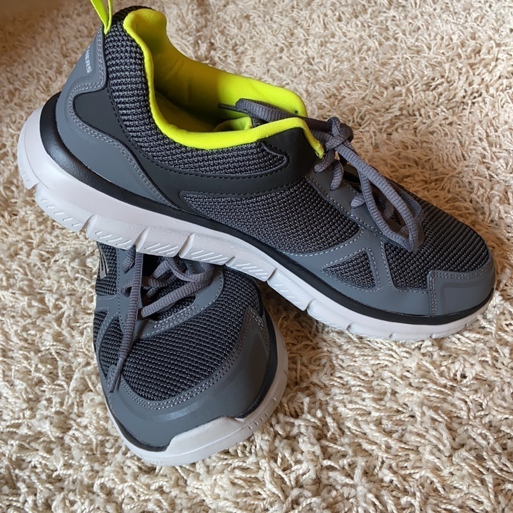 Sketchers Memory Foam Wide Fit Men’s Sneakers Sz 9
